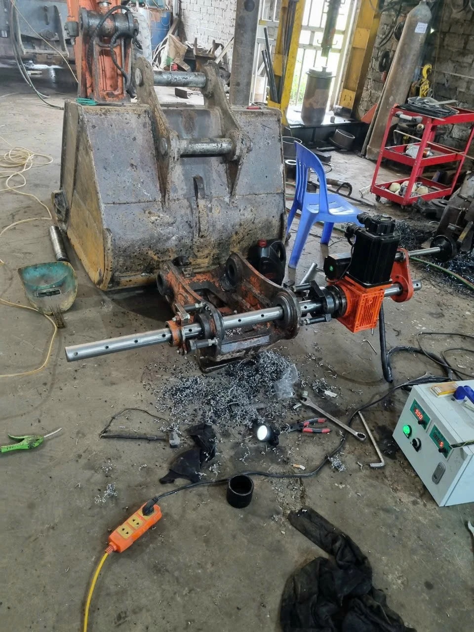 MÁY HÀN DOA LỖ DI ĐỘNG TRỤC 50 BÀN GIAO CHO BÁC SỬA XE BƠM BÊ TÔNG